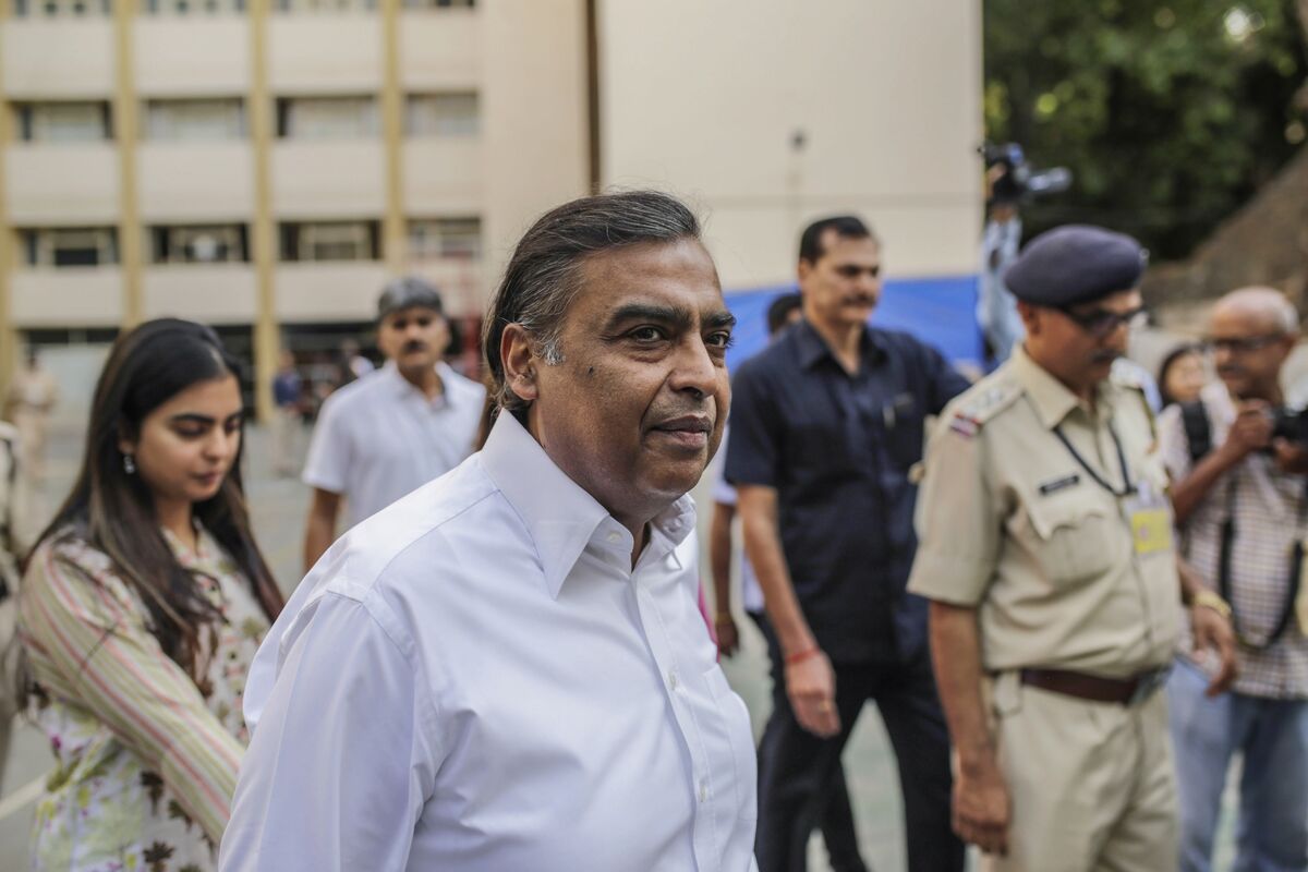 Ambani’s Reliance Raises $2.4 Billion in Asset-Backed Securities
