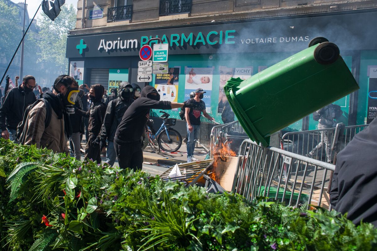 Paris May Day Protest Marred By Violent Clashes With Police - Bloomberg