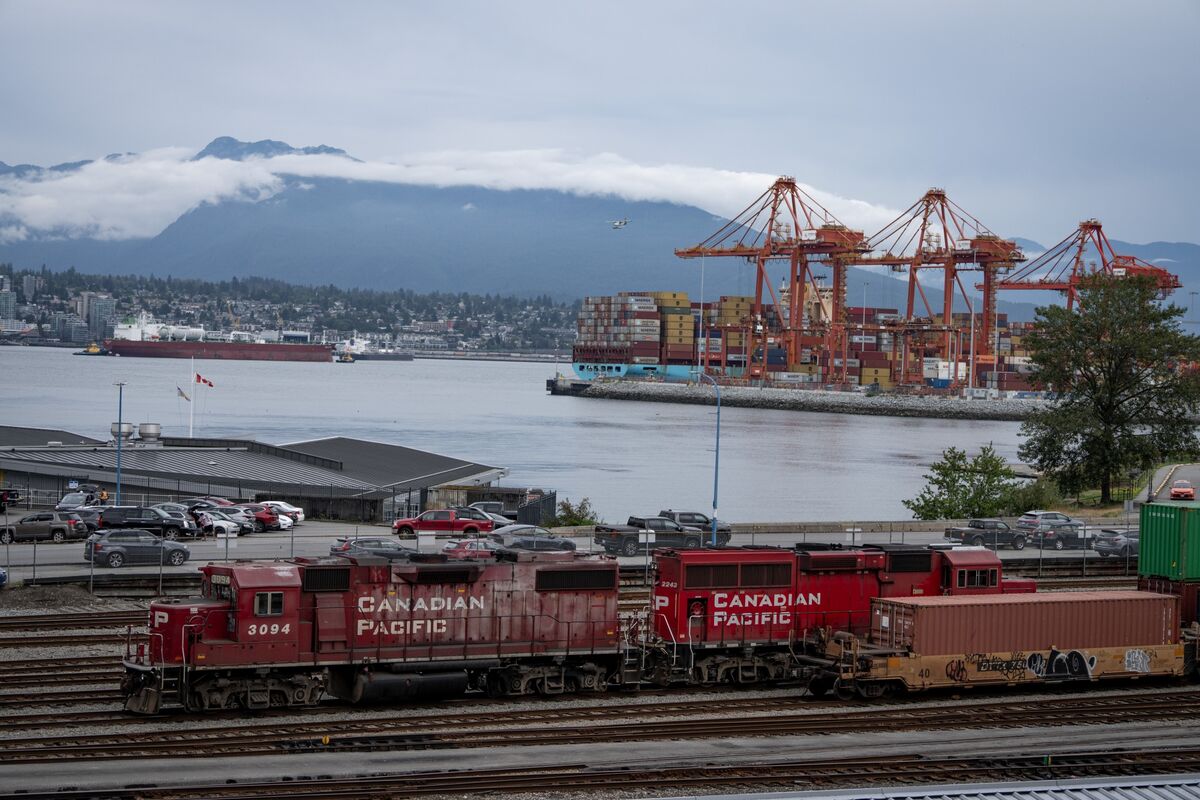 
                            Canada Trade Deficit Hits Record as US Tariffs Crush Exports