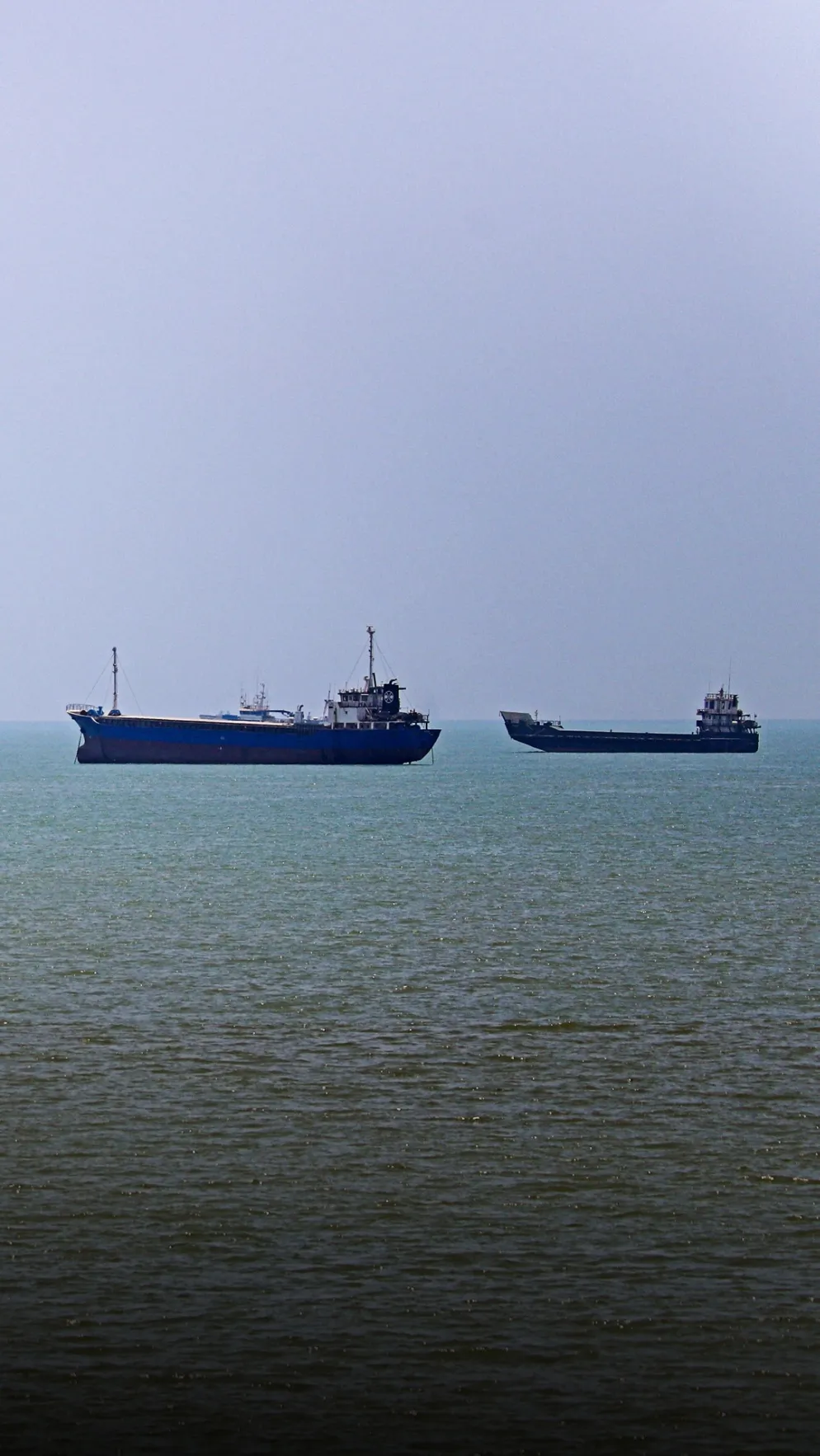 bloomberg.com - Watch These Six Tankers Show Hormuz Oil Flowing Despite Setbacks