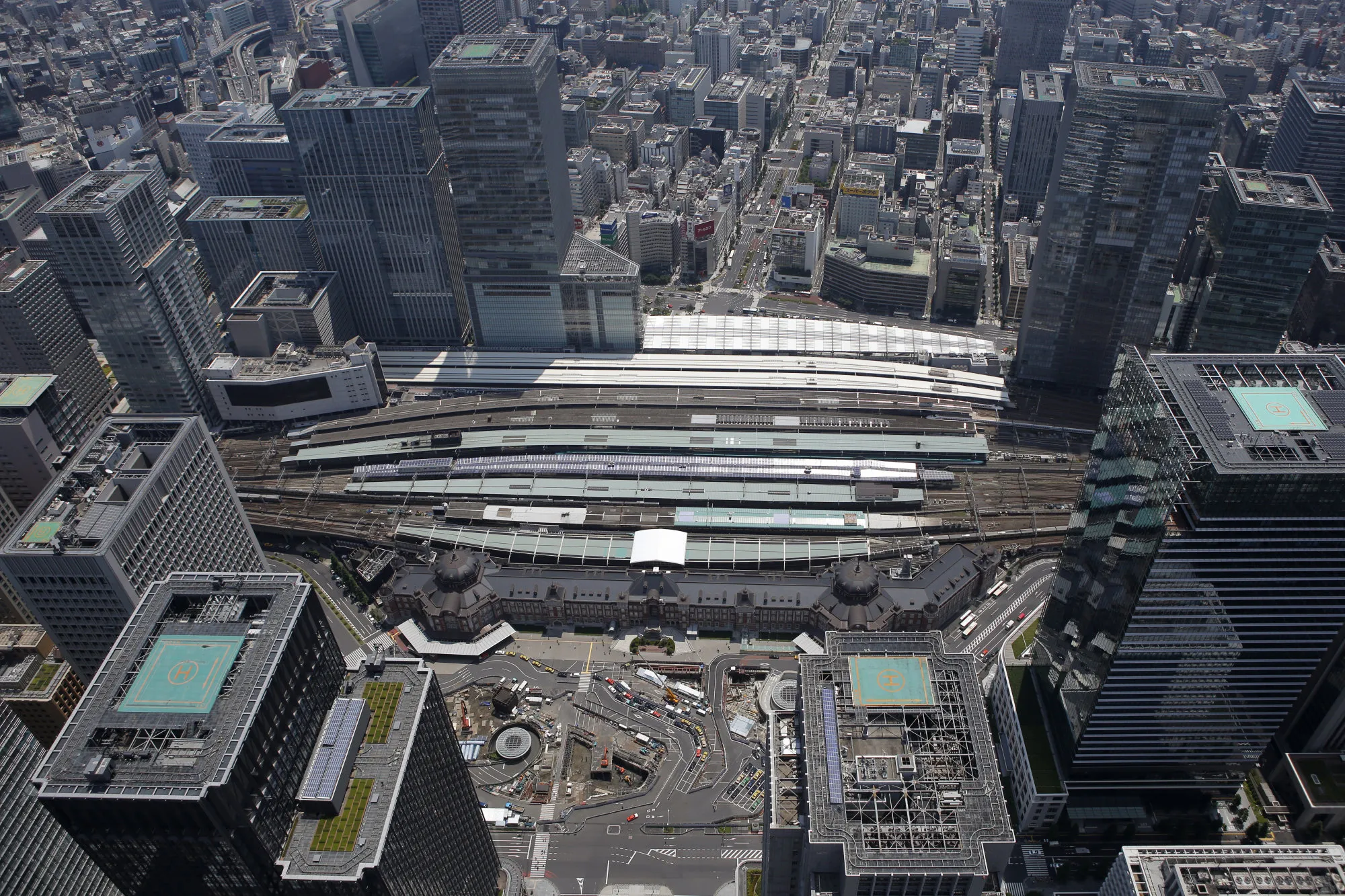 Many buildings around the Tokyo Station have rooftop helipads.
