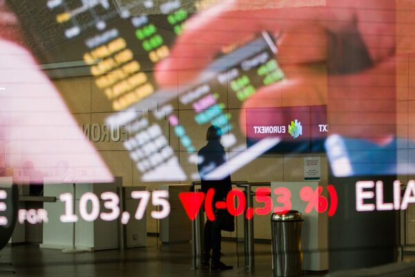 European Stocks Dip in Volatile Trading as Focus Stays on Yields