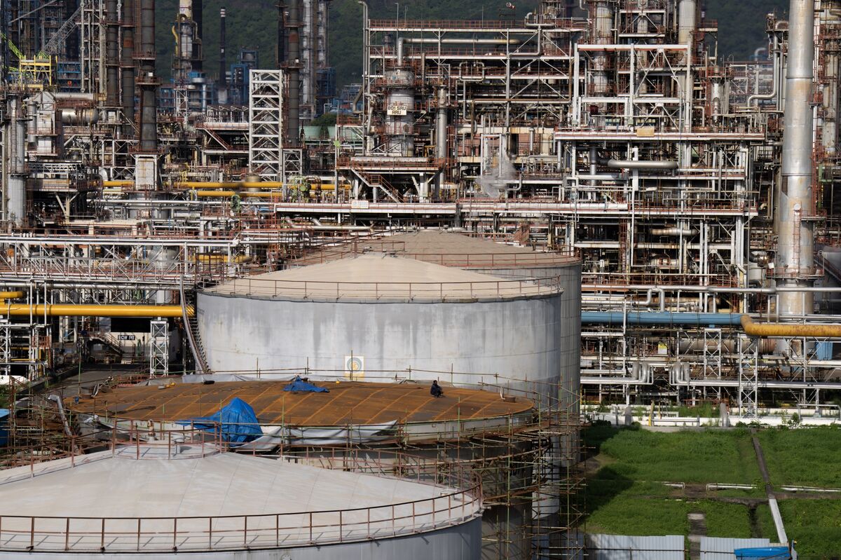 Oil Drops Even as US Raises Pressure on India Over Russian Crude