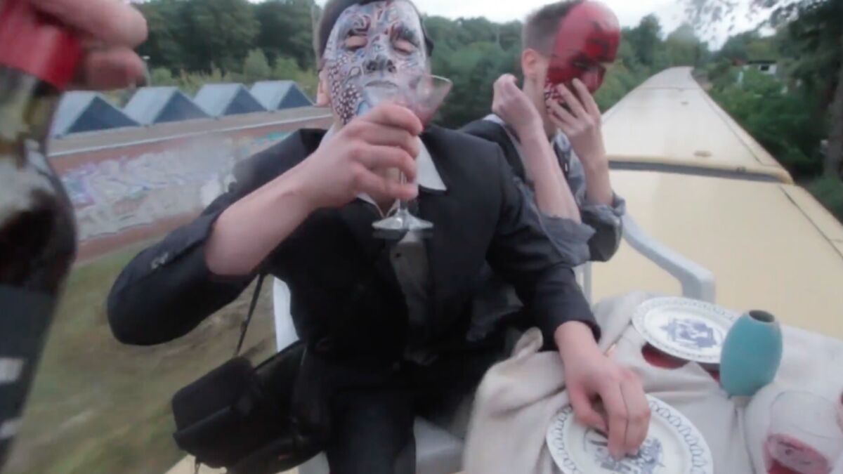 Berlin Train Surfers Stage a Picnic on the Roof of a Speeding Subway Car -  Bloomberg