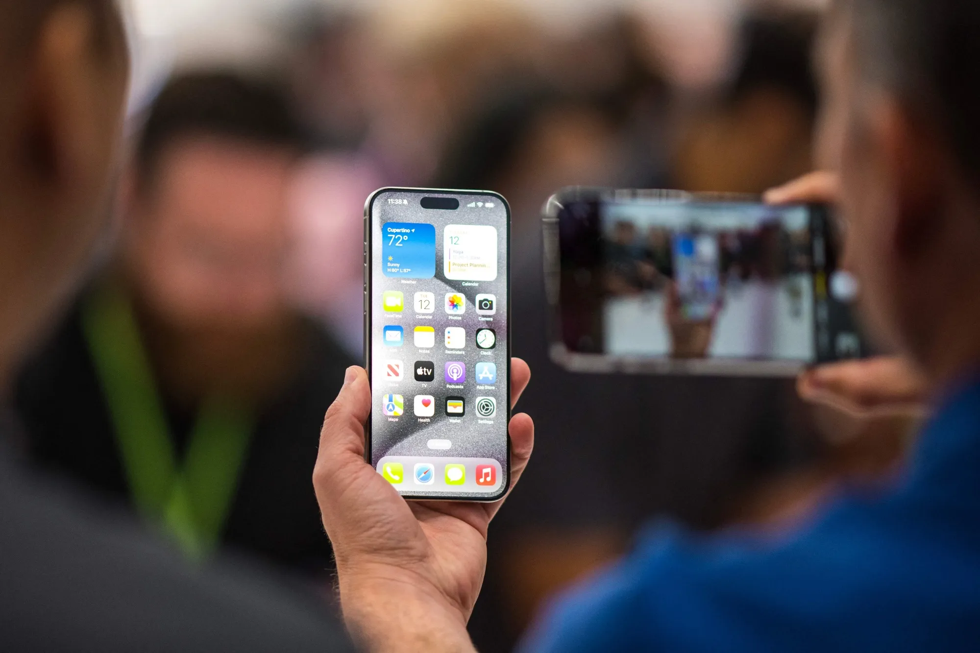 アップルのiPhone 15 Pro、すでに配送時期が後ずれ－旺盛な需要示唆 
