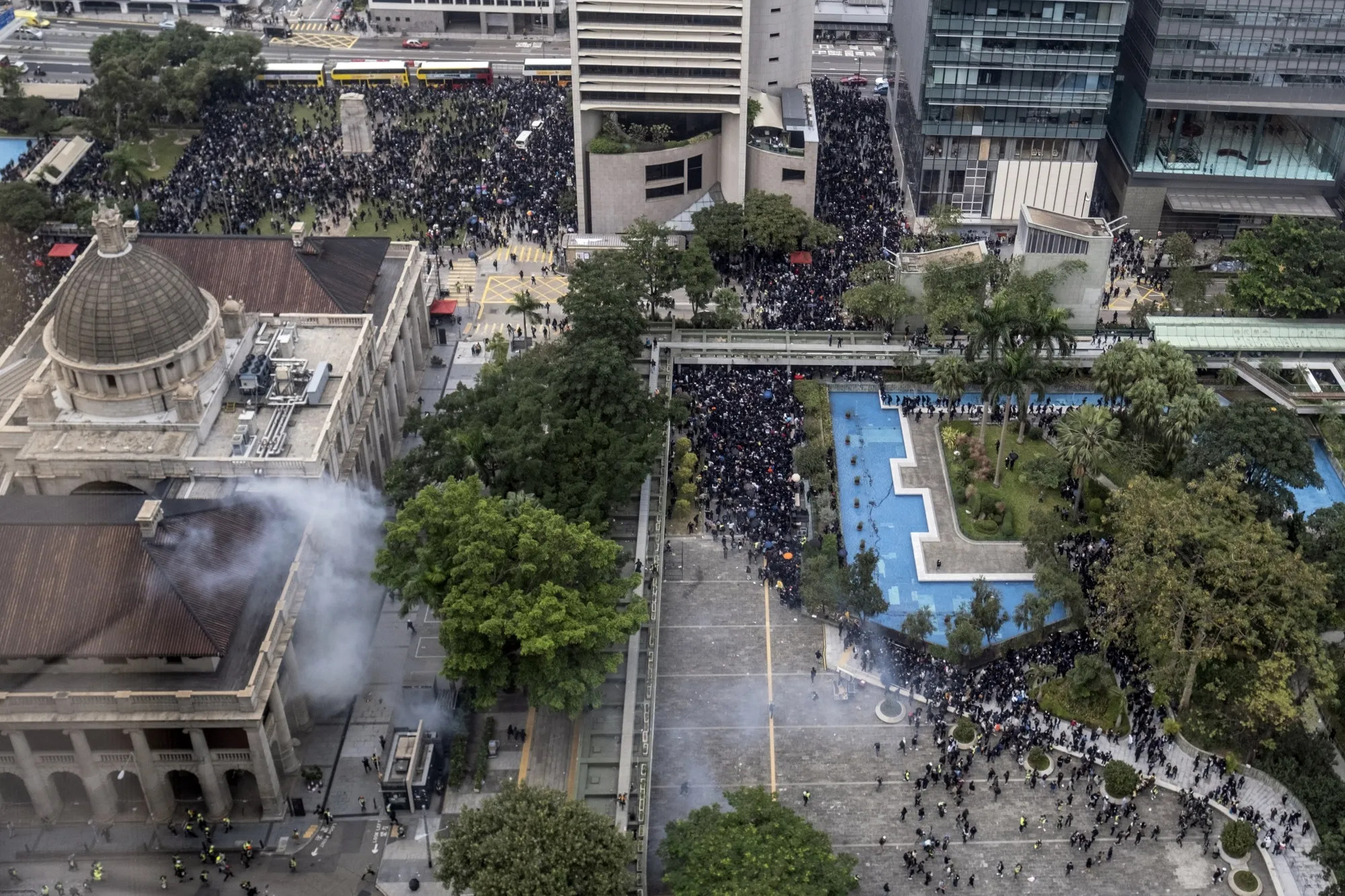 Riot police deploy tear gas in Chater Garden in&nbsp;Hong Kong, Jan. 19.