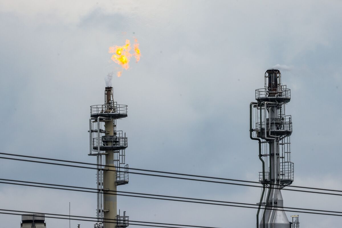 Shell and Exxon Put $8 Billion Chemical Unit on Block, FT Says