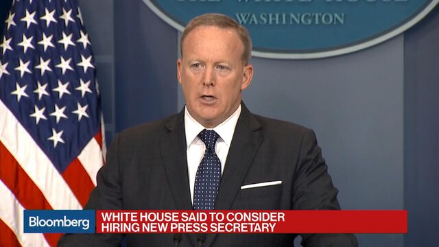 Clamping down, White House puts the 'brief' in its briefing