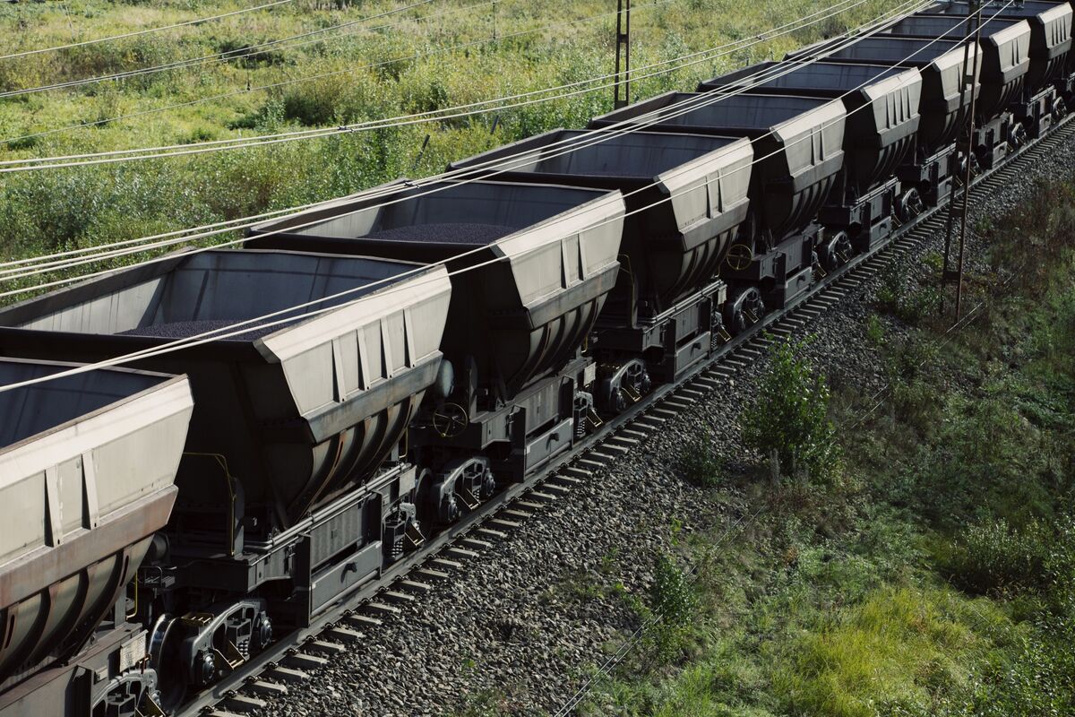 Quặng sắt tăng lên mức cao nhất trong ba tuần khi lượng hàng xuất khẩu toàn cầu giảm