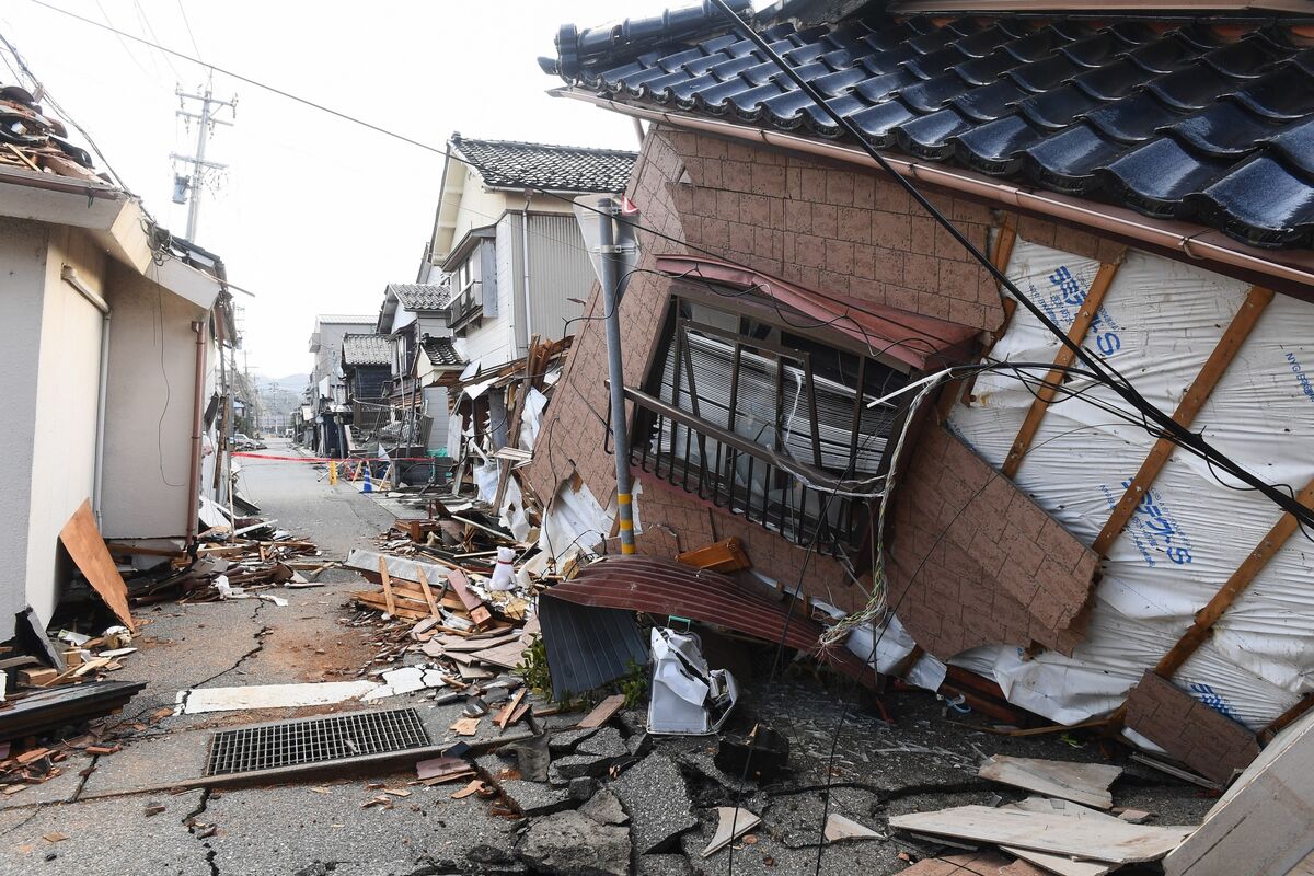 Japan Premier Urges Rescuers to Persevere as Quake Toll Rises - Bloomberg