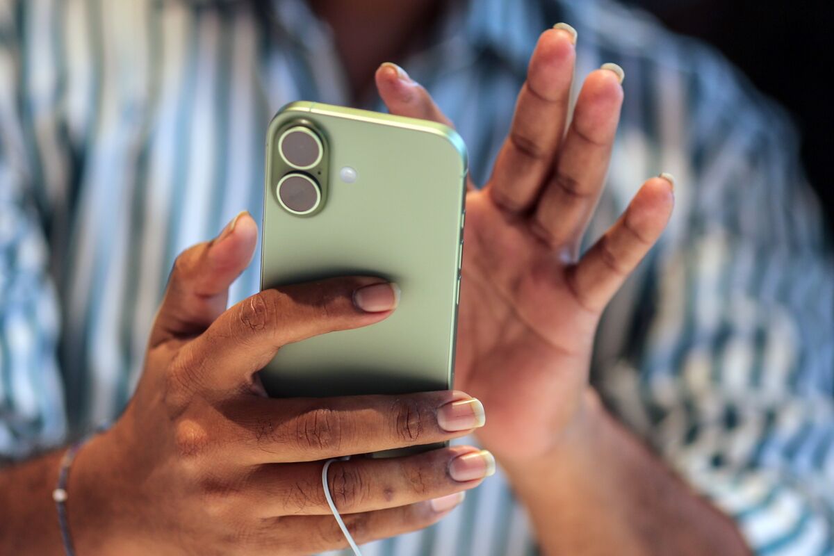 India Scraps Phone Security App Order After Public Backlash