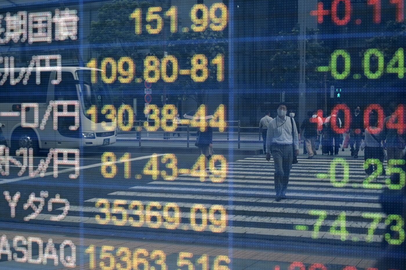 Japanese Stocks Extend Losing Streak As New Premier Underwhelms - Bloomberg