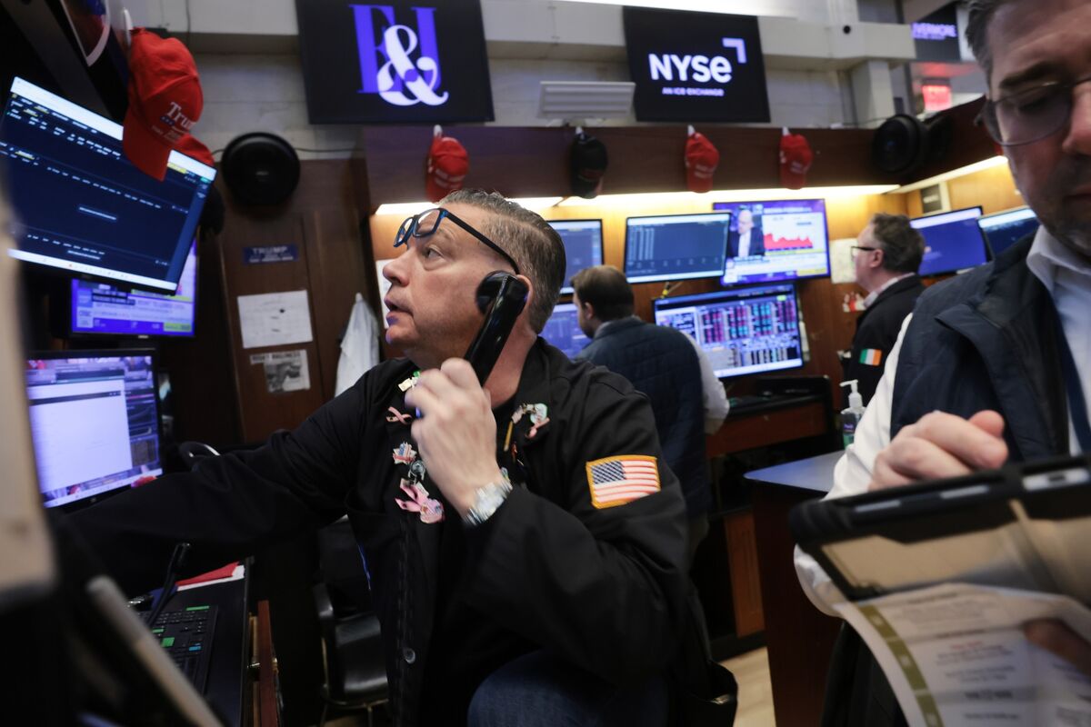 Goldman Traders Warn Against Shorting Stocks Amid ‘Upside’ Risk