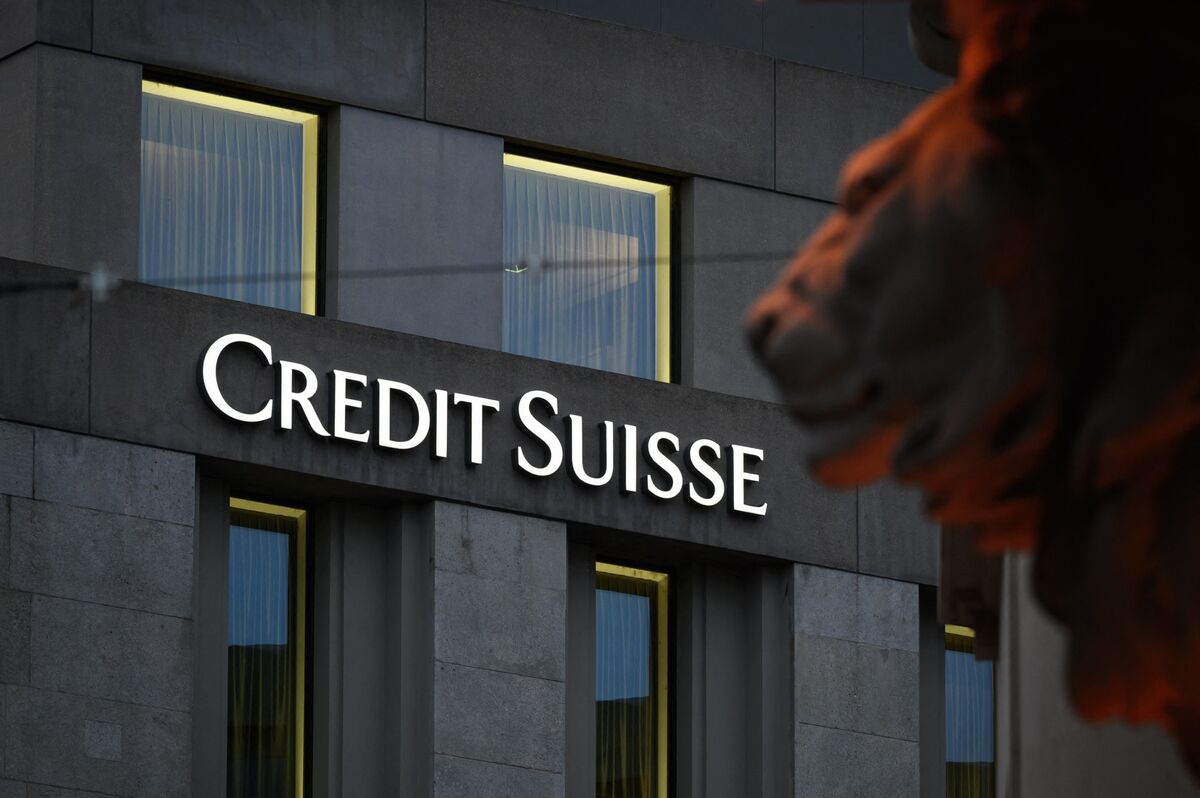 Credit Suisse Bankers Sue Over AT1 Bonuses Wiped Out in UBS Deal