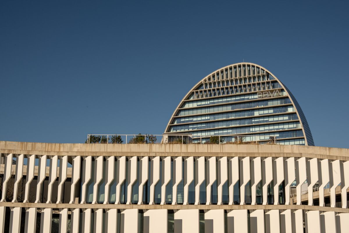 BBVA Buyback Seen at €3.5 Billion After Sabadell, Barclays Says