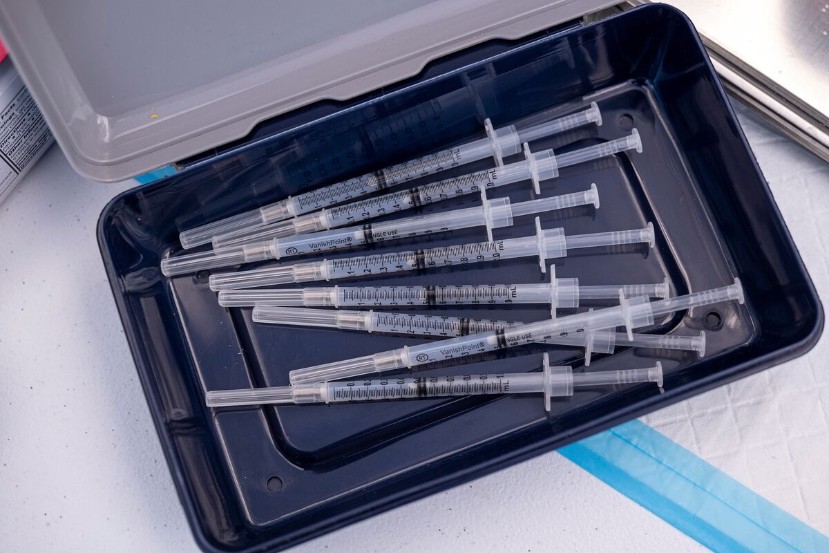 South Africa Expands Vaccine Rollout As Virus Cases Surge Bloomberg   1200x800 