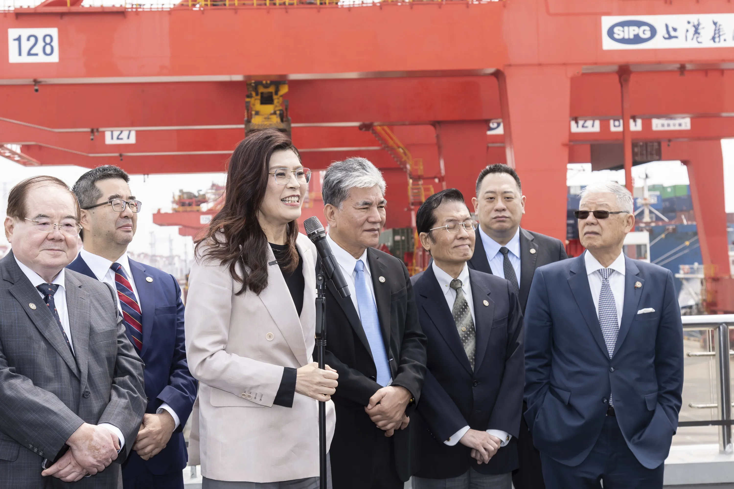 Cheng Li-wun at Yangshan Port on April 9.