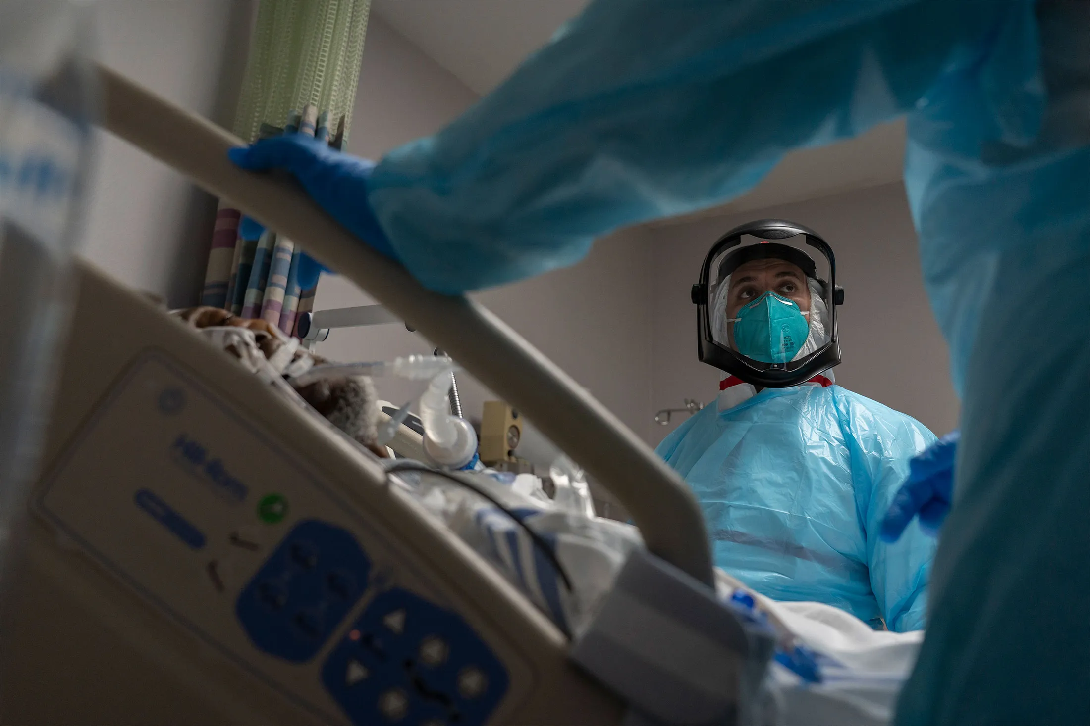 Healthcare workers&nbsp;treat&nbsp;a Covid-19 patient in Houston, Texas, on Dec. 31, 2020.