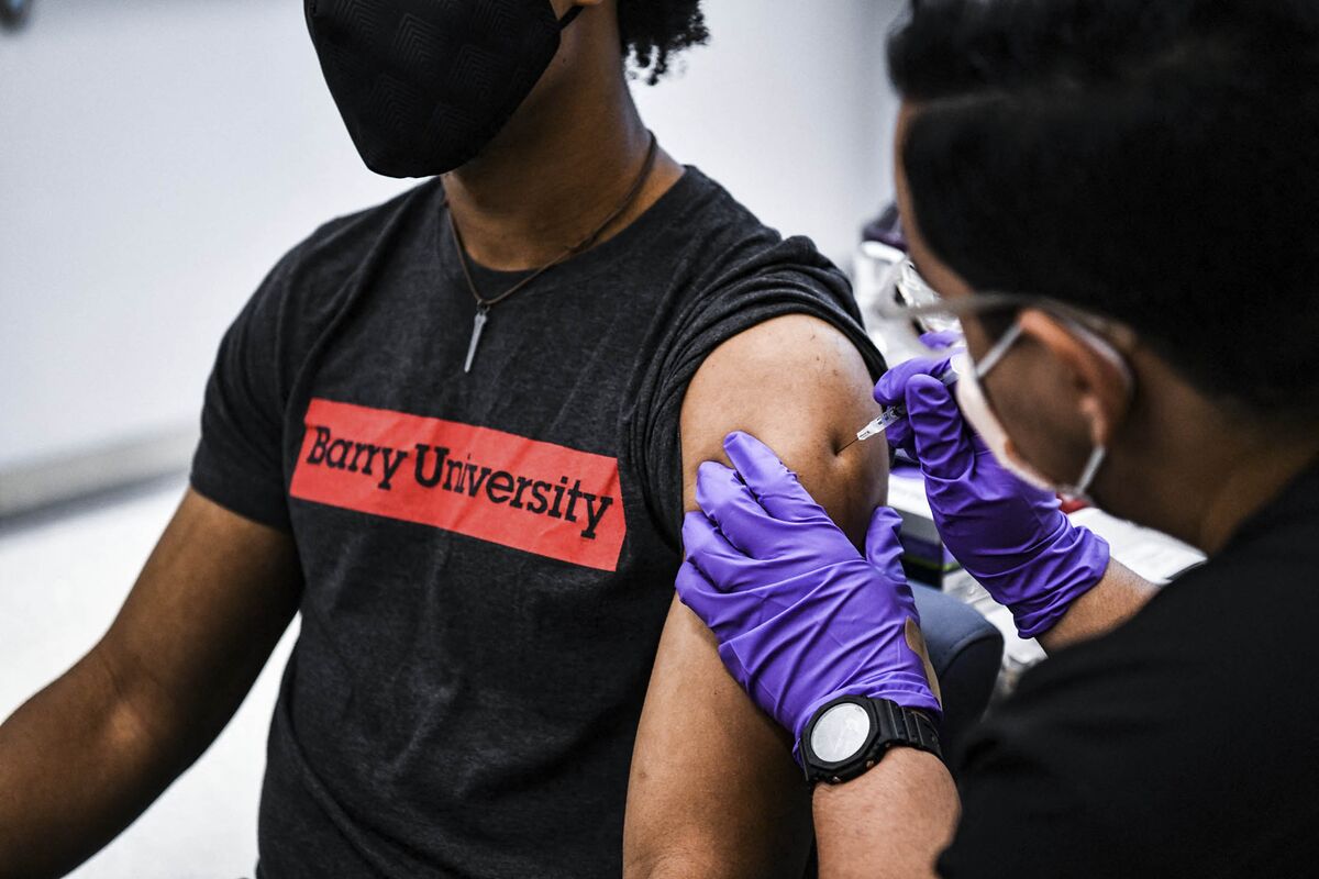 Colleges Are Urged To Require That Students Get Vaccinations Bloomberg   1200x800 