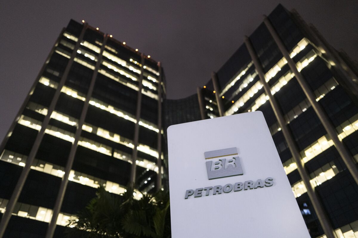 Petrobras Shares Fall on Report that Chairman Will Leave Company