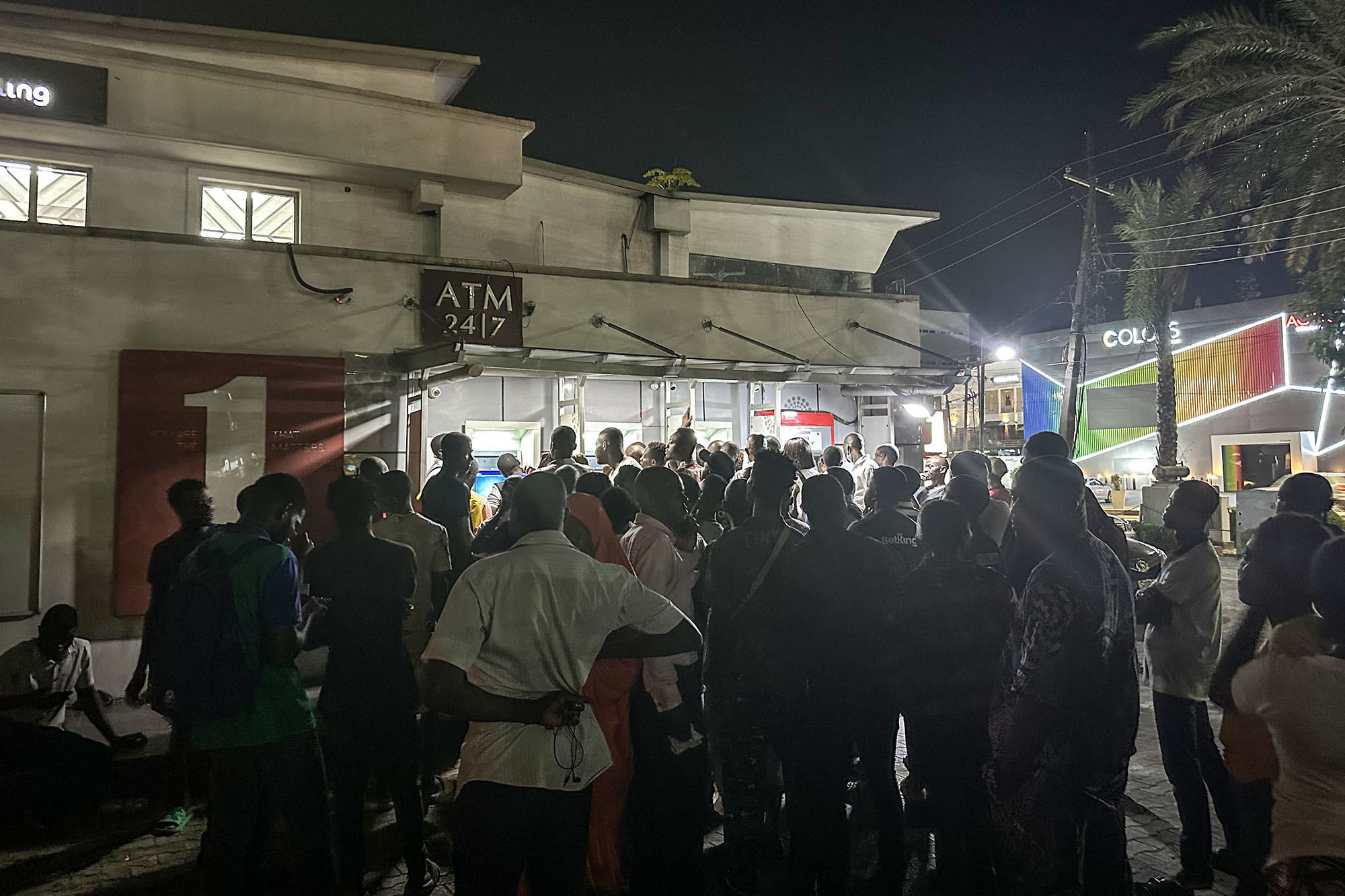 Long queue still outside ATMs; line for bank withdrawal eases up - The  Economic Times