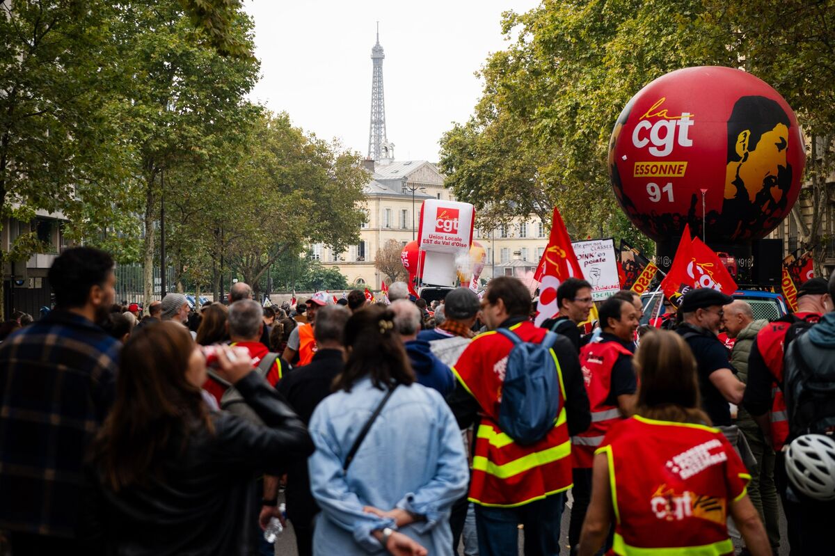 An End to France’s Fifth Republic Edges Closer