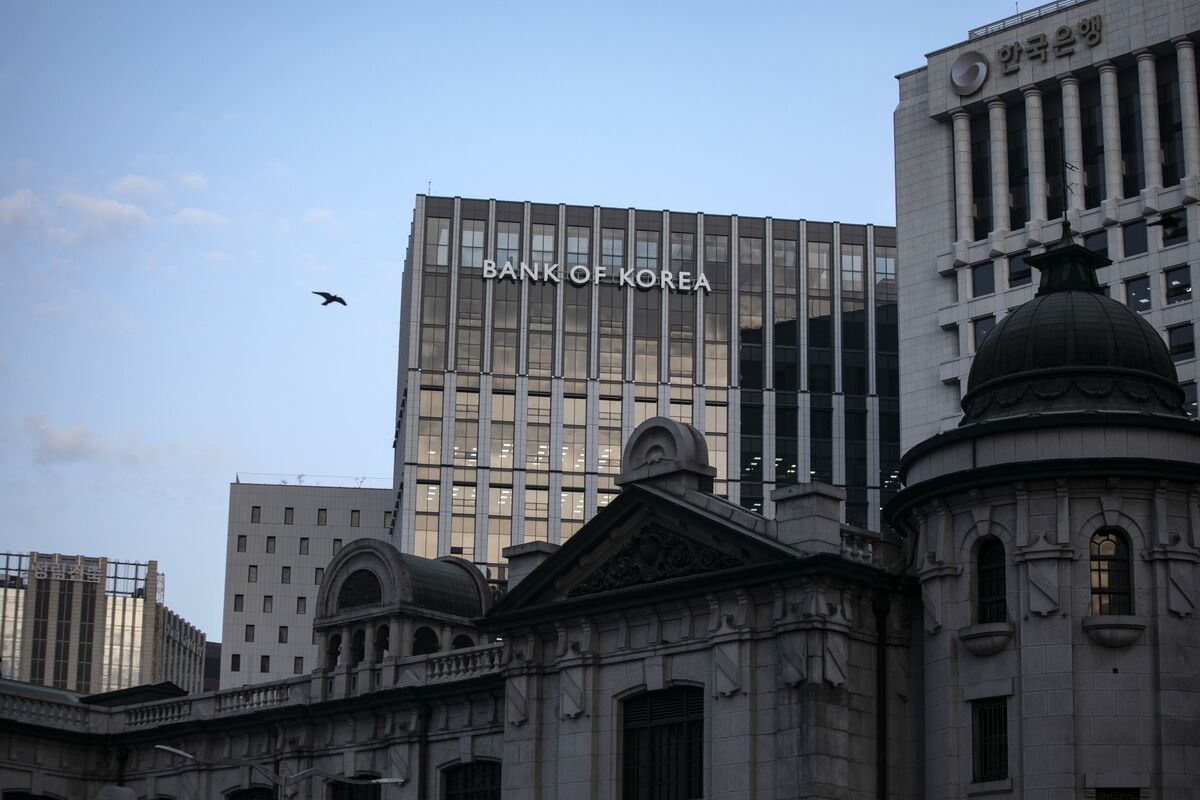Bank of Korea Holds Rate Steady Amid Concerns Over Growth
