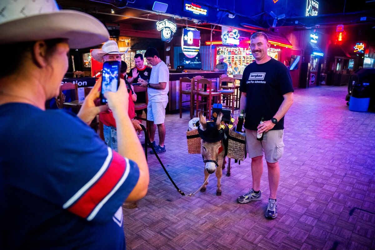 English Fans Descend on Dallas Ahead of World Cup Rematch