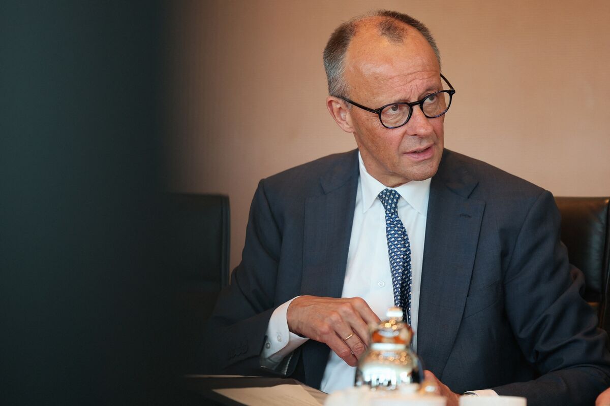 Merz Aims to Halt Party Unrest With Vow to Revive Germany