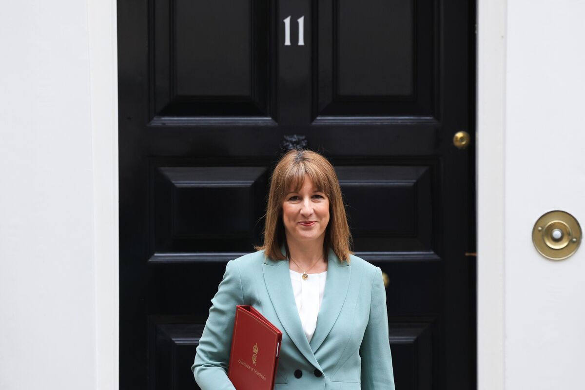 UK Jobs Market Weakens Amid Reeves' £26bn Tax Increase