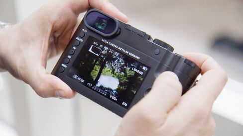 The Leica Q inhabits a middle ground between Leica’s consumer-focused compact cameras and its professionally minded M family of rangefinders.