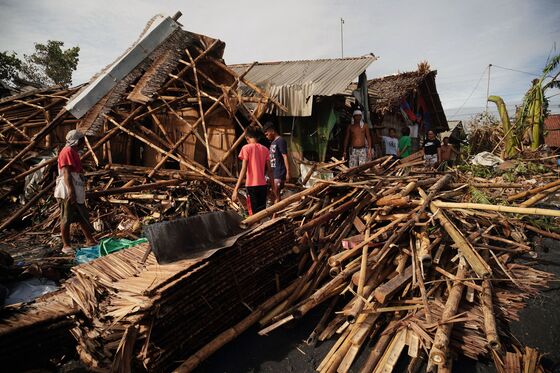 Typhoon Kills 6, Cuts Telco and Power Lines in Philippines