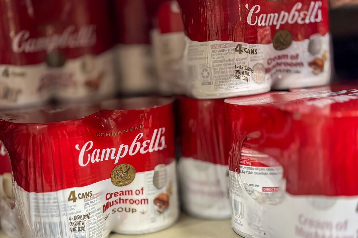 Campbell’s Shares Slump on Sales Slide, Dividend Cut, Outlook