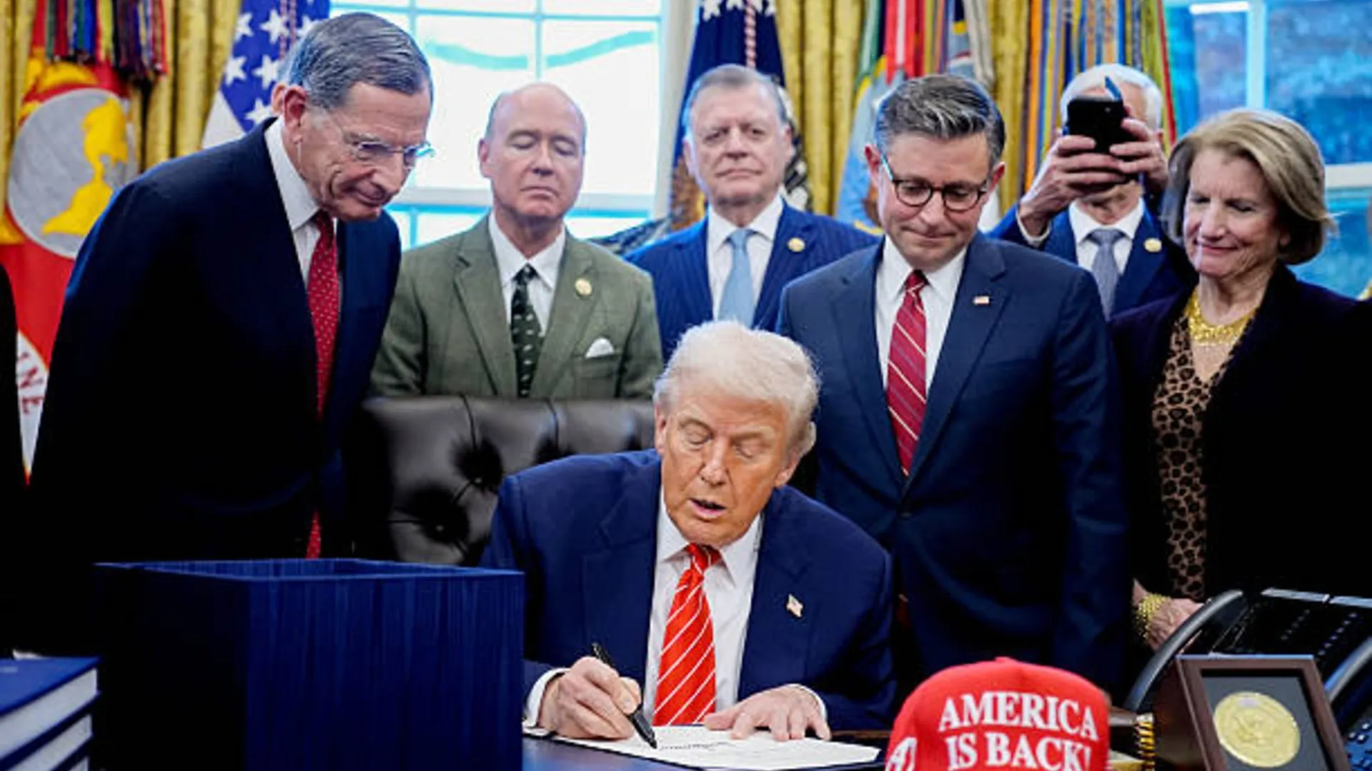 Watch Trump Signs Deal to Fully Reopen Government - Bloomberg