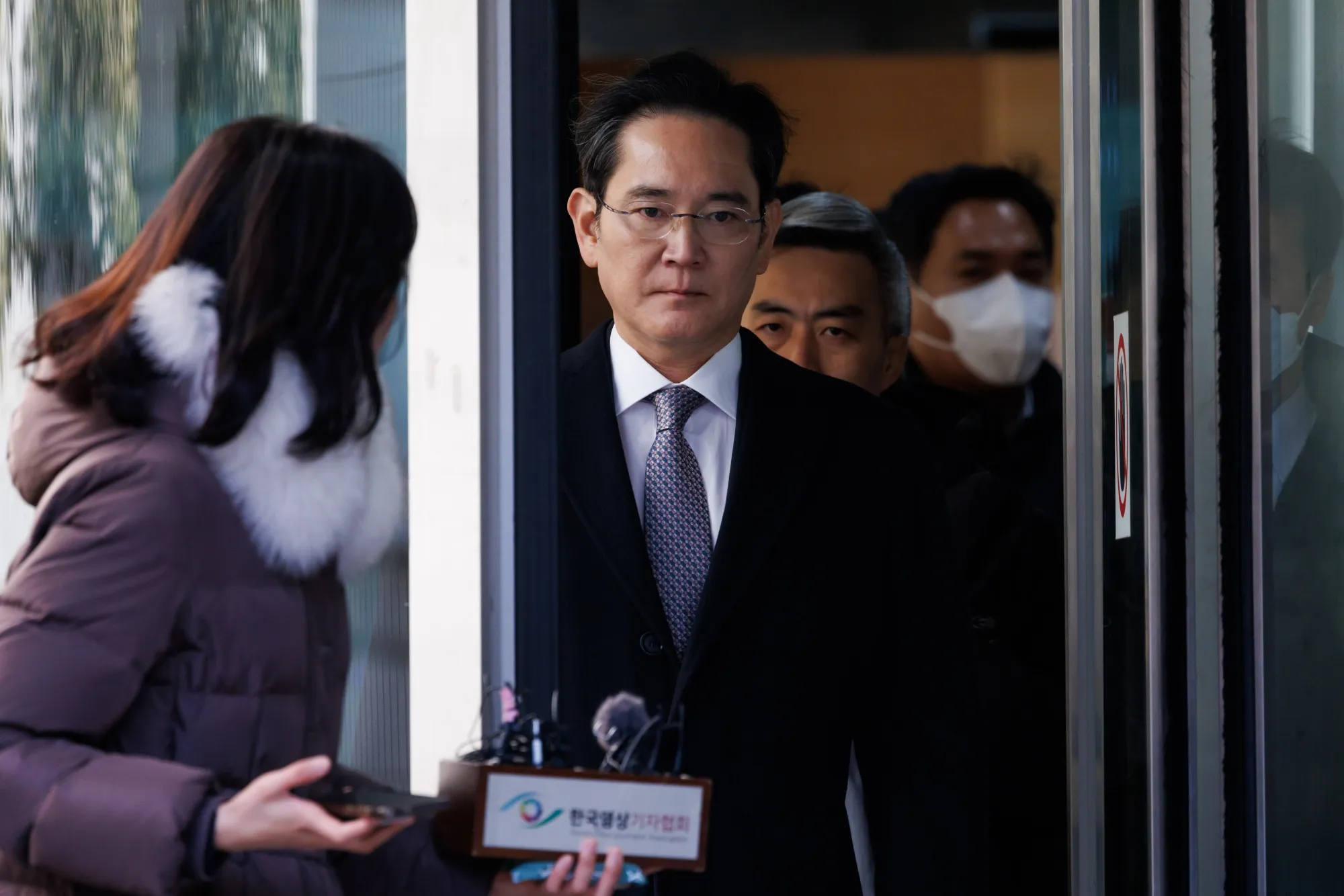 Jay Y. Lee leaves the Seoul High Court on Feb. 3.