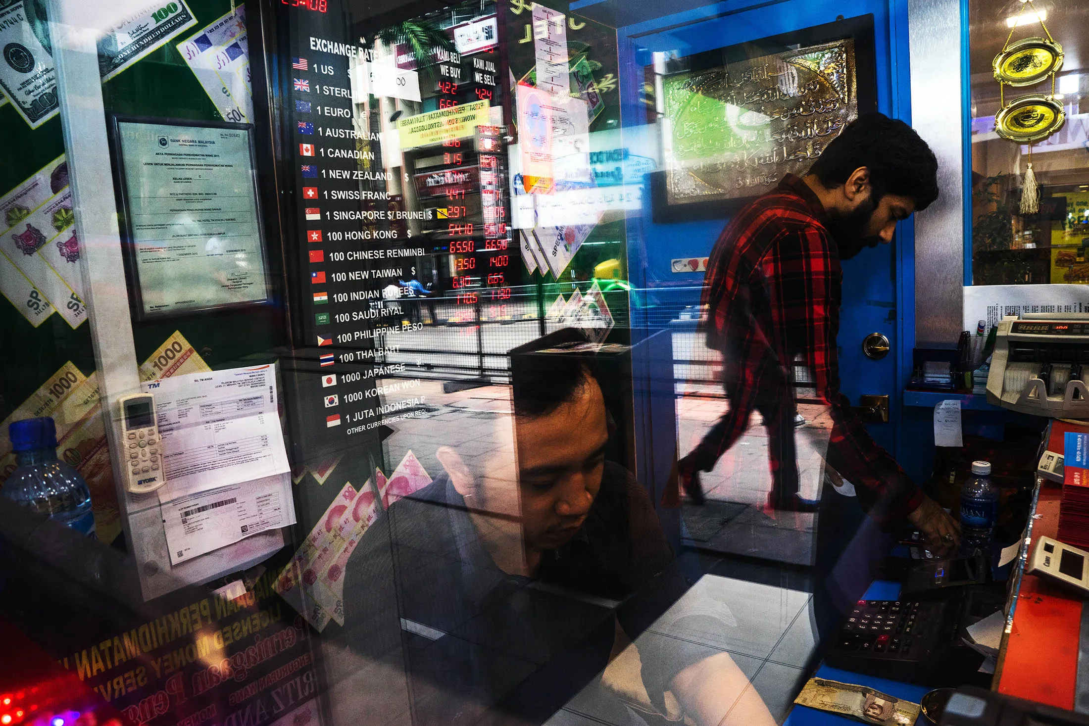 Employees work in a currency exchange store at Bukit Bintang in Kuala Lumpur, Malaysia, on Tuesday, August 25, 2015. Foreign funds have dumped more than $3 billion of the nation's shares this year and the ringgit is near a 17-year low as political uncertainty clouds the outlook for an economy rocked by plunging oil prices and an emerging-market selloff.

