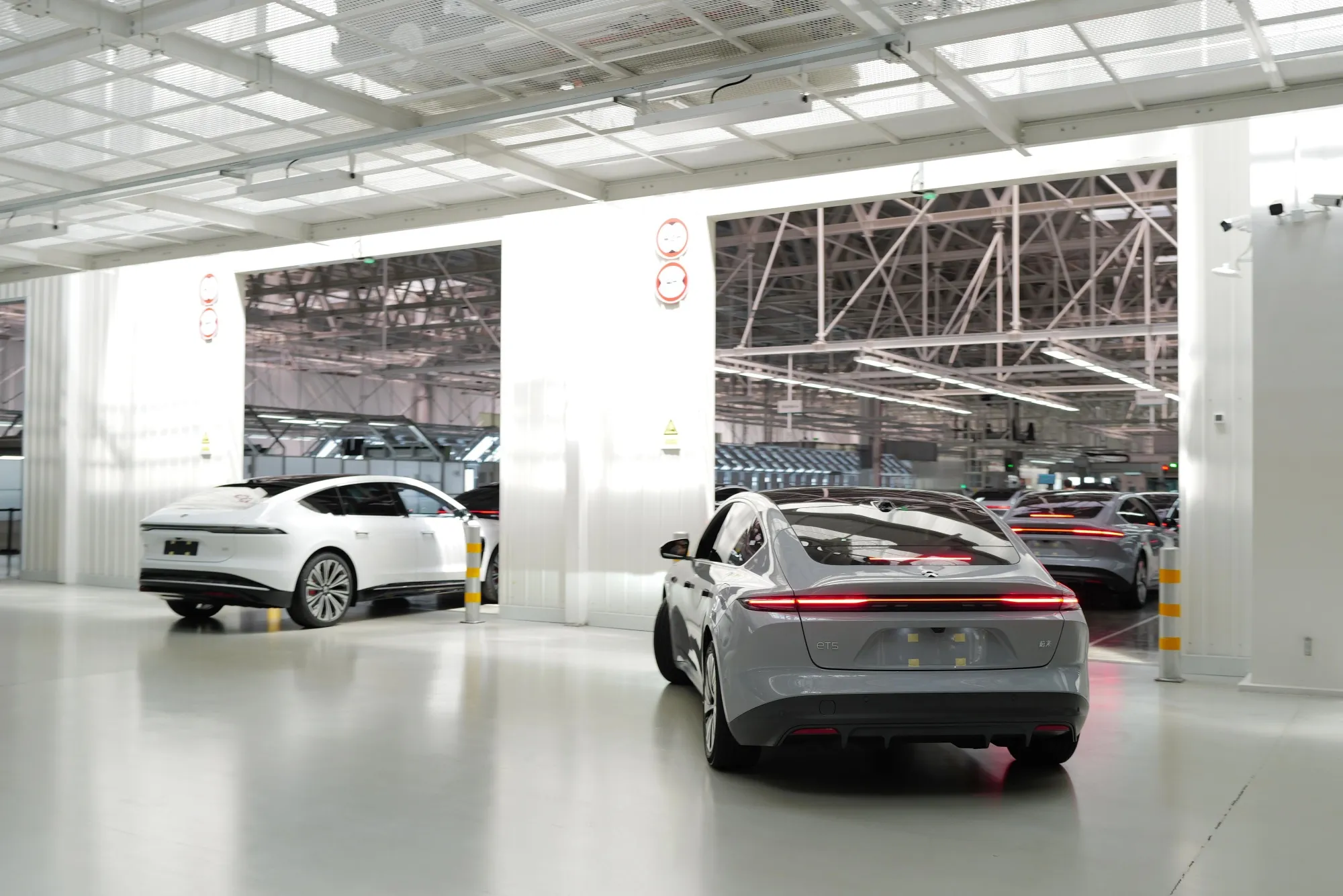 Nio Inc.&nbsp;electric vehicles move through a production line at the company's factory in Hefei, China.