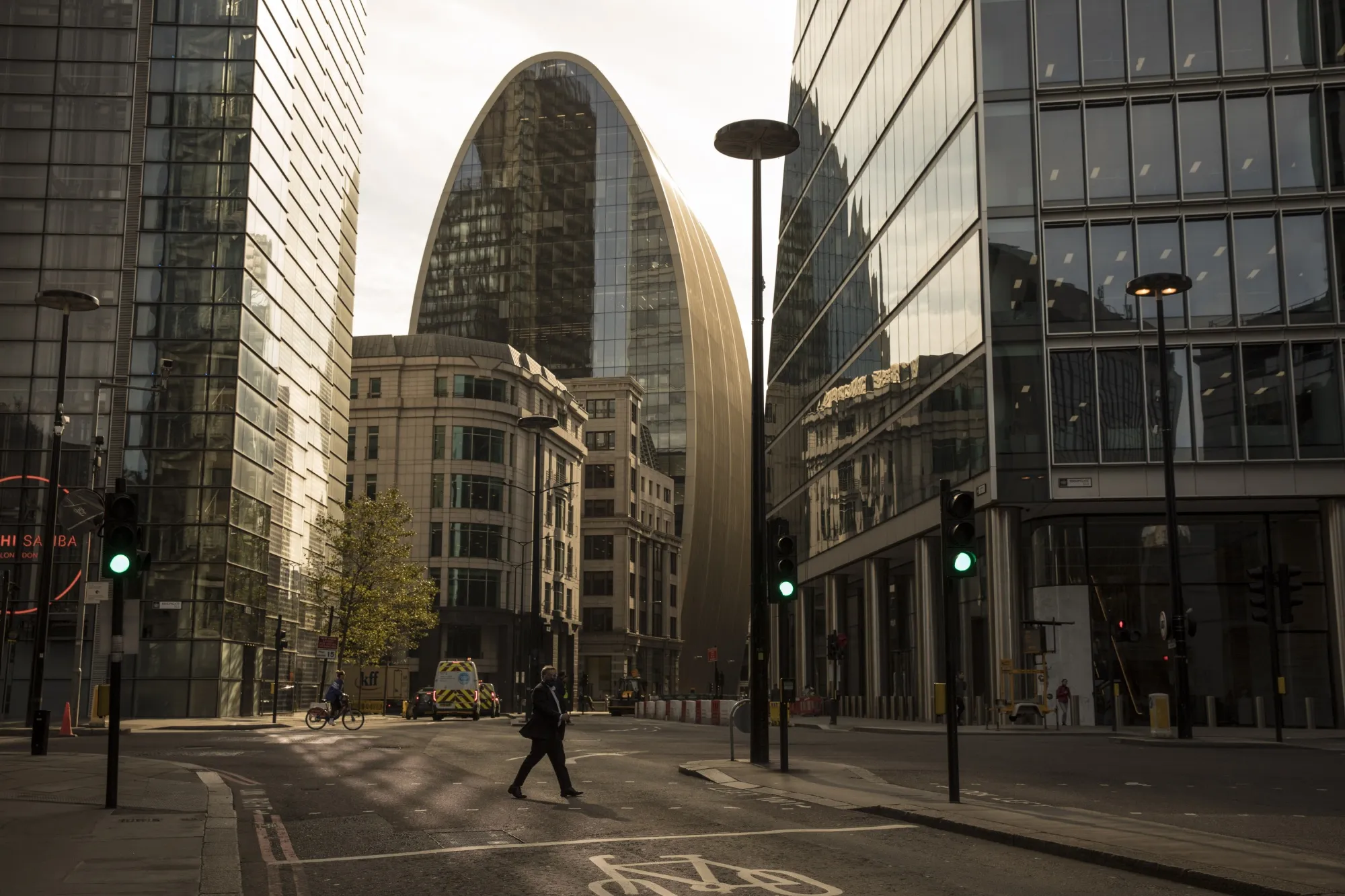 London Loses Allure for Jobseekers as Covid Hits City Businesses