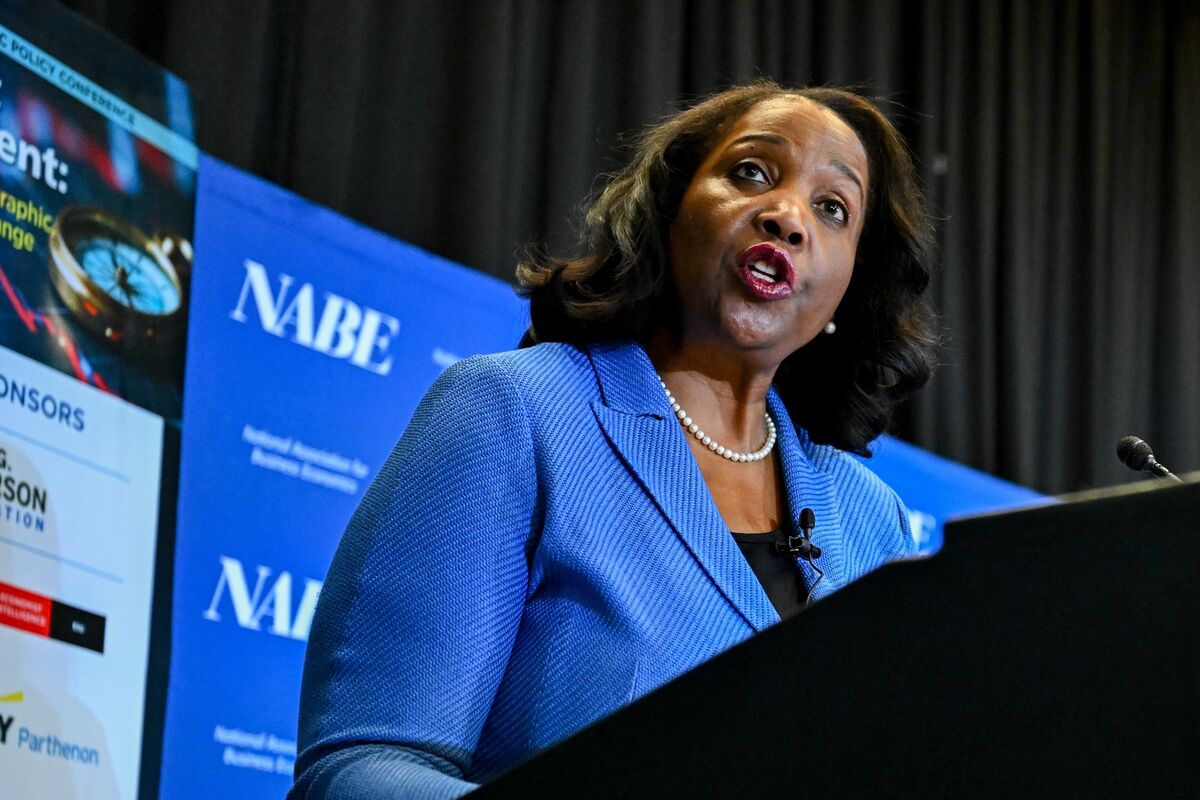Fed’s Cook Prepared to Raise Rates If Inflation Lingers