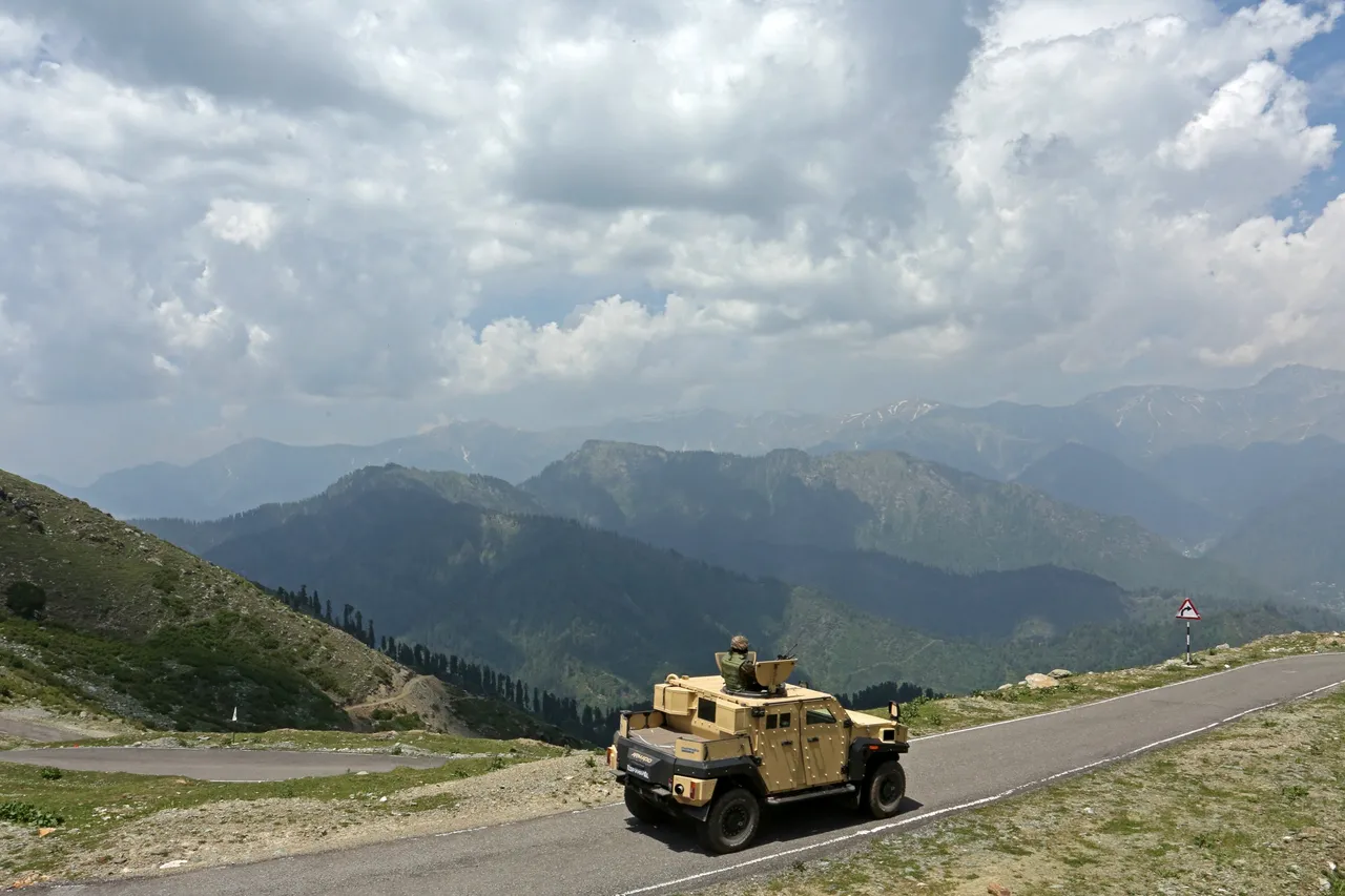 سربازان هندی در یک خودروی زرهی نزدیک خط کنترل بین پاکستان و هند در ۲۰ مه گشت‌زنی می‌کنند.