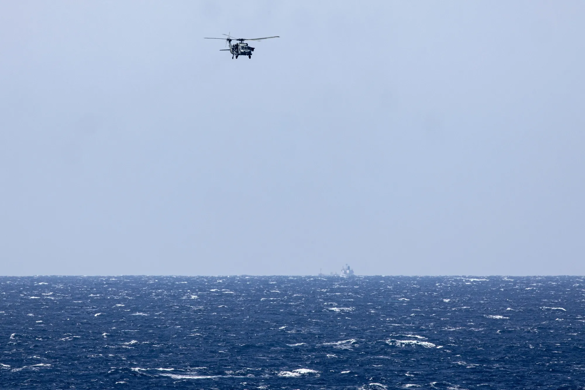 米海軍のヘリコプターがアラビア海で船舶を阻止