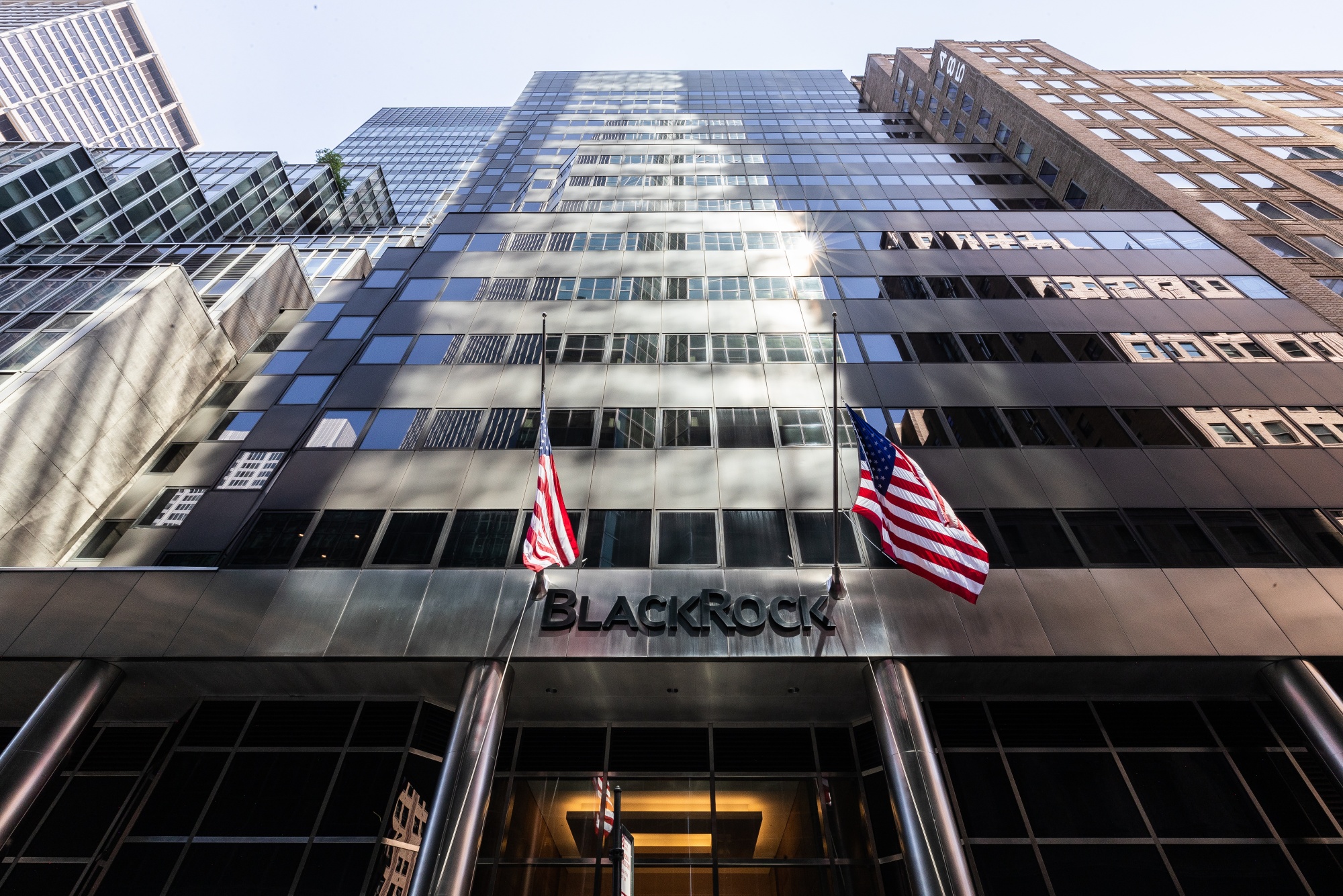 BlackRock Selling Stakes in Sanctioned Chinese Mobile Firms Bloomberg