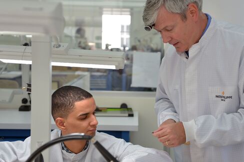 Junod explains a technique to a student.