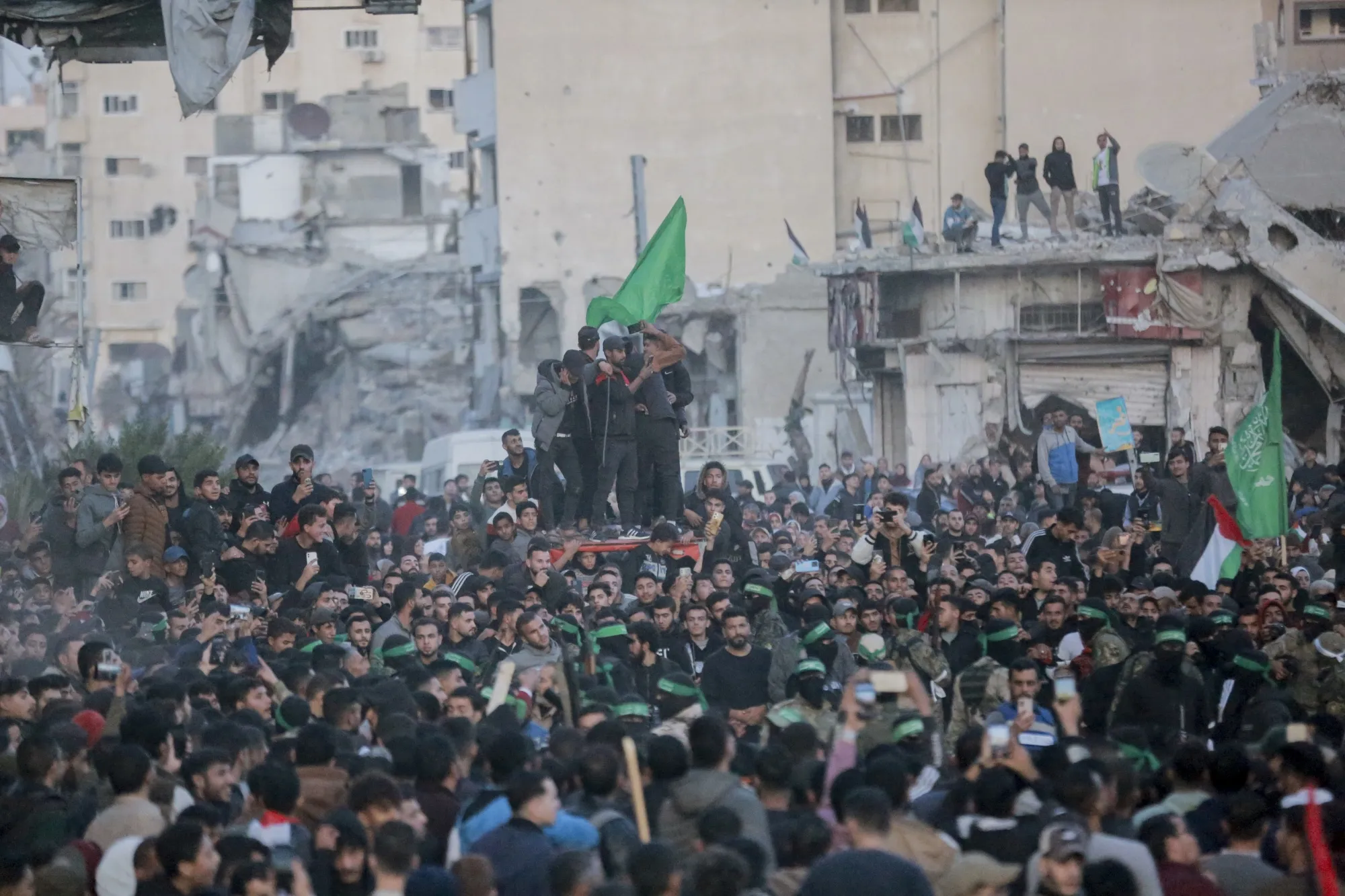 イスラエル、極右の反発で連立崩壊の危機－ガザ停戦は2日目に - Bloomberg