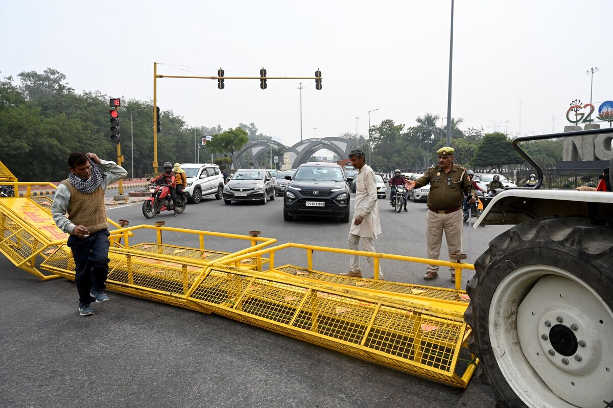 Indian Capital Delhi Locks Down as Farmers Mass to Protest Crop Prices ...