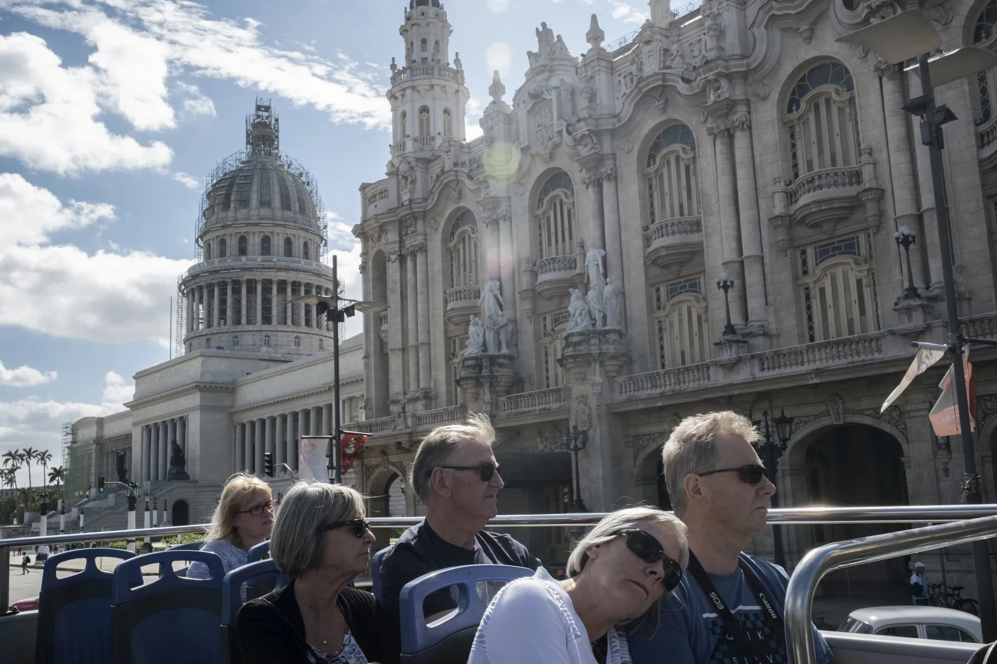 Tourists pass&nbsp;the National Capitol Building in Havana&nbsp;on&nbsp;Jan. 30, 2018.