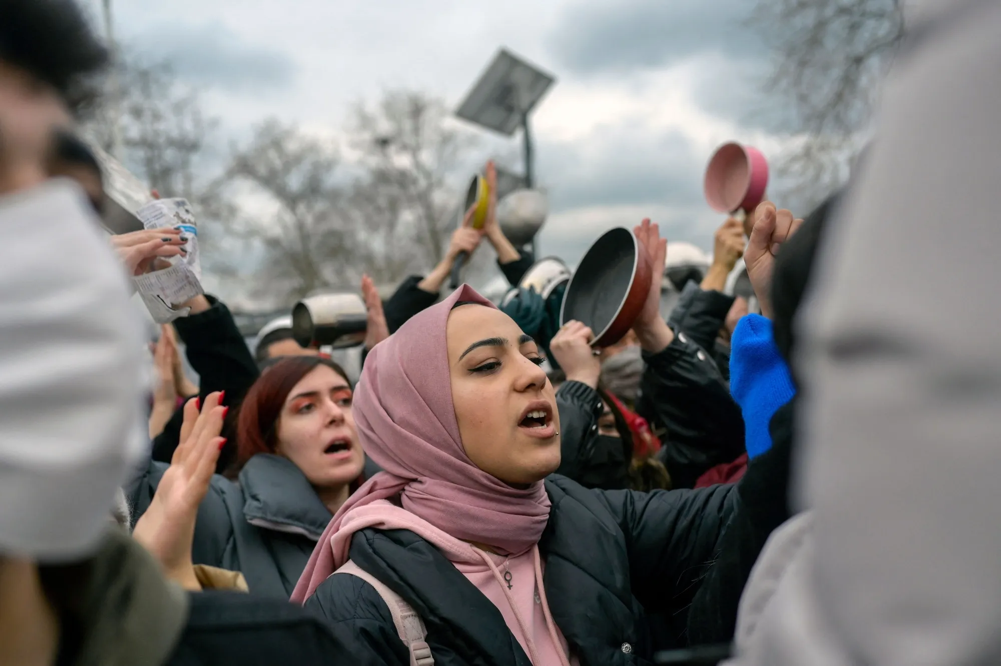 Demonstrators protest against Turkey’s economic crisis and rising energy prices&nbsp;in Istanbul on February 13, 2022.&nbsp;