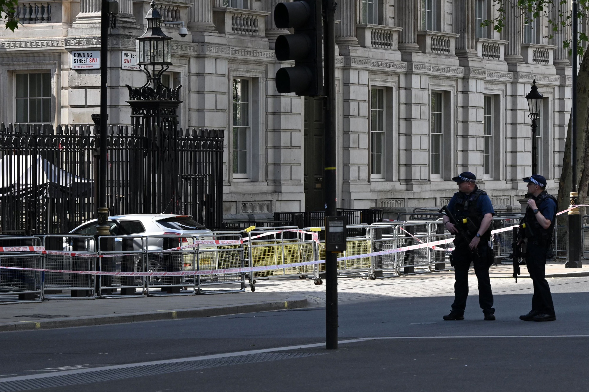 UK Police Arrest Man After Car Crashes Into Downing Street Bloomberg