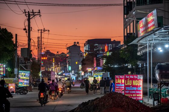 Apple’s Shifting Supply Chain Creates Boomtowns in Rural Vietnam
