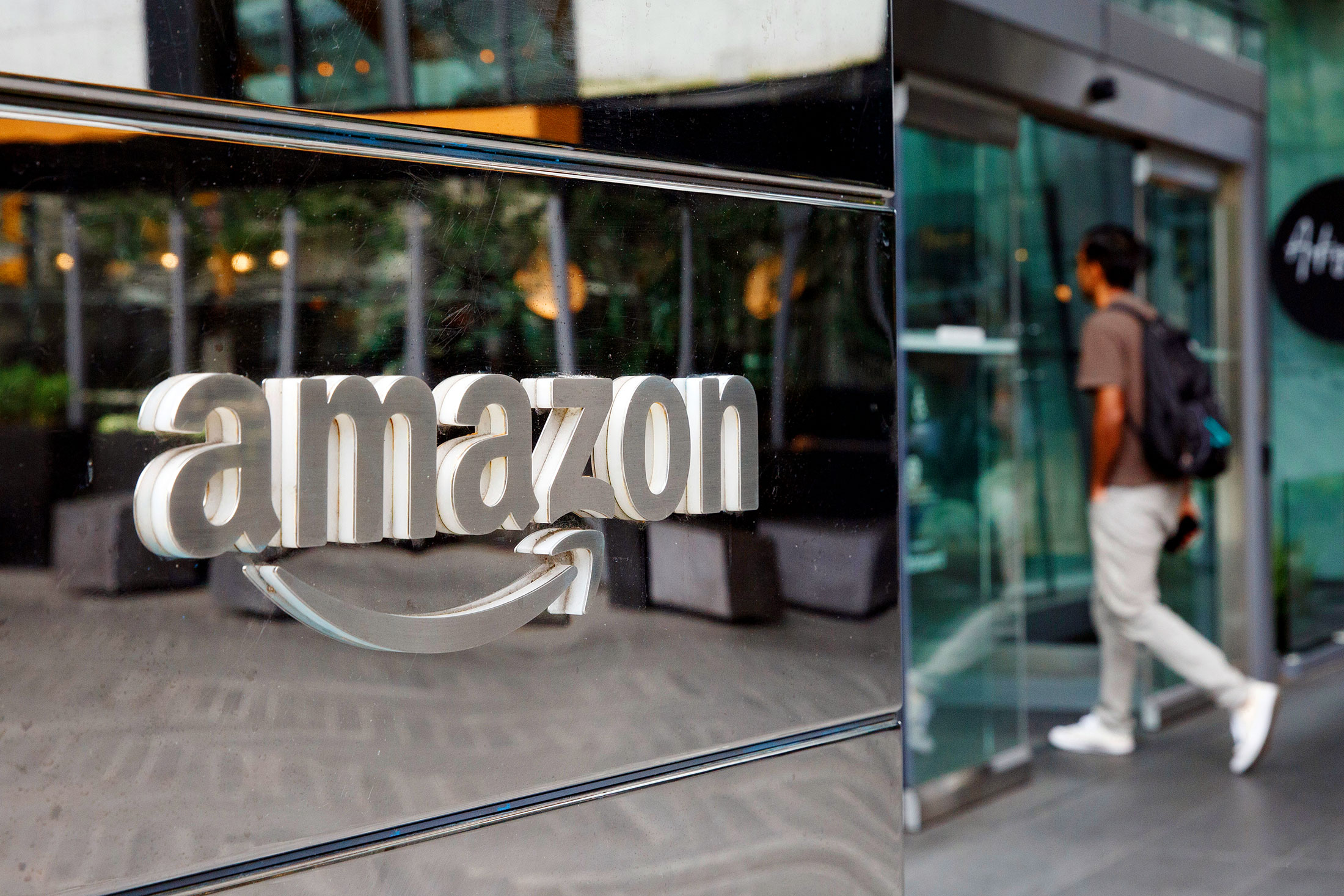 Image associated with story "Amazon Hires Banks for Debut Sterling Bond Offering"